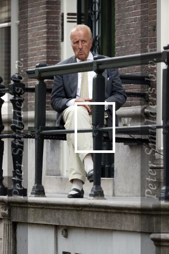 Amsterdam 1 juni 2020
Theo Hiddema drinkt voor zijn huis een wijntje .