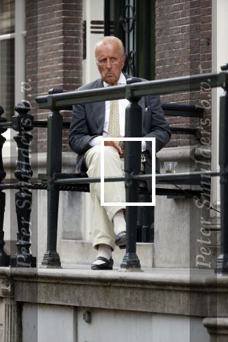 Amsterdam 1 juni 2020
Theo Hiddema drinkt voor zijn huis een wijntje .