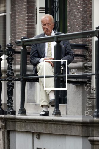 Amsterdam 1 juni 2020
Theo Hiddema drinkt voor zijn huis een wijntje .