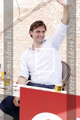 Volendam 1 juni 2020
Forum van Democratie met Thierry Baudet Theo Hiddema en Wybren van Haga zijn in Volendam tijdens de opening van de terrassen.