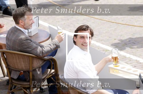 Volendam 1 juni 2020
Forum van Democratie met Thierry Baudet Theo Hiddema en Wybren van Haga zijn in Volendam tijdens de opening van de terrassen.