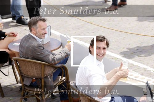 Volendam 1 juni 2020
Forum van Democratie met Thierry Baudet Theo Hiddema en Wybren van Haga zijn in Volendam tijdens de opening van de terrassen.