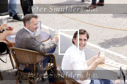 Volendam 1 juni 2020
Forum van Democratie met Thierry Baudet Theo Hiddema en Wybren van Haga zijn in Volendam tijdens de opening van de terrassen.