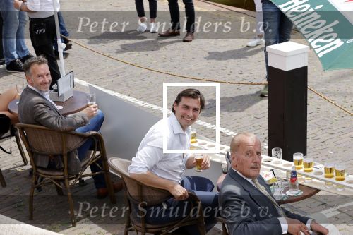 Volendam 1 juni 2020
Forum van Democratie met Thierry Baudet Theo Hiddema en Wybren van Haga zijn in Volendam tijdens de opening van de terrassen.