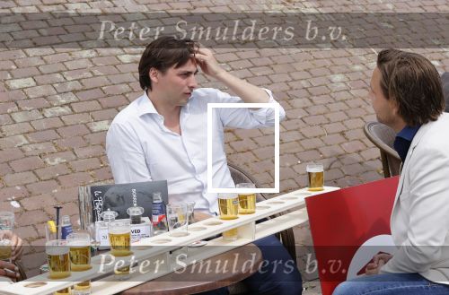 Volendam 1 juni 2020
Forum van Democratie met Thierry Baudet Theo Hiddema en Wybren van Haga zijn in Volendam tijdens de opening van de terrassen.