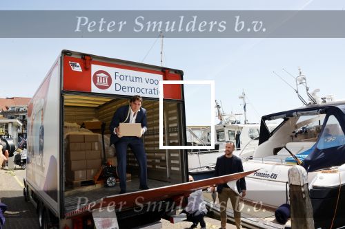 Volendam 1 juni 2020
Forum van Democratie met Thierry Baudet Theo Hiddema en Wybren van Haga zijn in Volendam tijdens de opening van de terrassen.