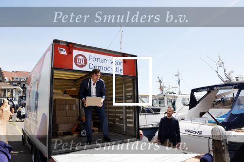 Volendam 1 juni 2020
Forum van Democratie met Thierry Baudet Theo Hiddema en Wybren van Haga zijn in Volendam tijdens de opening van de terrassen.