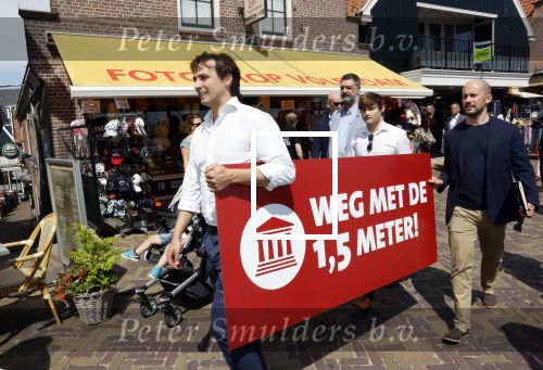 Volendam 1 juni 2020
Forum van Democratie met Thierry Baudet Theo Hiddema en Wybren van Haga zijn in Volendam tijdens de opening van de terrassen.