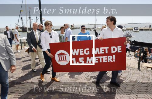Volendam 1 juni 2020
Forum van Democratie met Thierry Baudet Theo Hiddema en Wybren van Haga zijn in Volendam tijdens de opening van de terrassen.