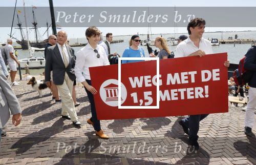 Volendam 1 juni 2020
Forum van Democratie met Thierry Baudet Theo Hiddema en Wybren van Haga zijn in Volendam tijdens de opening van de terrassen.