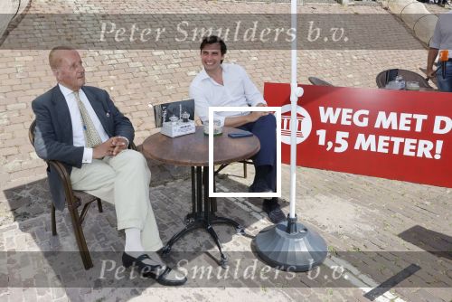 Volendam 1 juni 2020
Forum van Democratie met Thierry Baudet Theo Hiddema en Wybren van Haga zijn in Volendam tijdens de opening van de terrassen.