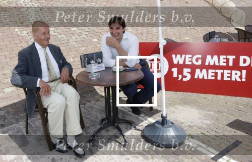Volendam 1 juni 2020
Forum van Democratie met Thierry Baudet Theo Hiddema en Wybren van Haga zijn in Volendam tijdens de opening van de terrassen.