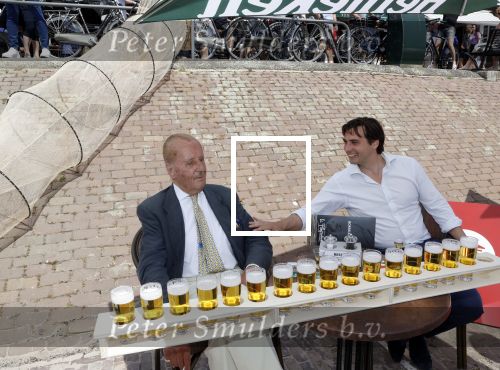 Volendam 1 juni 2020
Forum van Democratie met Thierry Baudet Theo Hiddema en Wybren van Haga zijn in Volendam tijdens de opening van de terrassen.