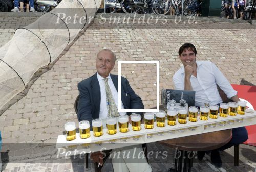 Volendam 1 juni 2020
Forum van Democratie met Thierry Baudet Theo Hiddema en Wybren van Haga zijn in Volendam tijdens de opening van de terrassen.