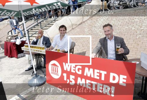 Volendam 1 juni 2020
Forum van Democratie met Thierry Baudet Theo Hiddema en Wybren van Haga zijn in Volendam tijdens de opening van de terrassen.