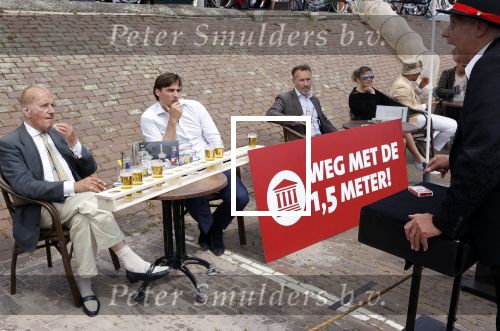 Volendam 1 juni 2020
Forum van Democratie met Thierry Baudet Theo Hiddema en Wybren van Haga zijn in Volendam tijdens de opening van de terrassen.