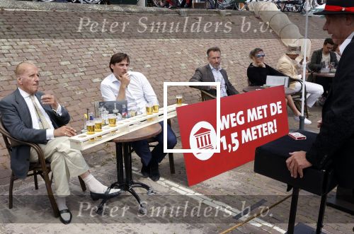 Volendam 1 juni 2020
Forum van Democratie met Thierry Baudet Theo Hiddema en Wybren van Haga zijn in Volendam tijdens de opening van de terrassen.