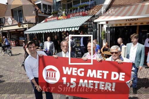 Volendam 1 juni 2020
Forum van Democratie met Thierry Baudet Theo Hiddema en Wybren van Haga zijn in Volendam tijdens de opening van de terrassen.