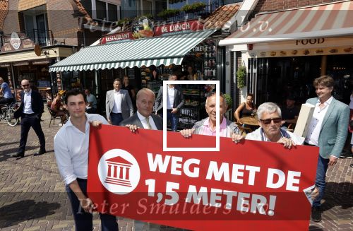 Volendam 1 juni 2020
Forum van Democratie met Thierry Baudet Theo Hiddema en Wybren van Haga zijn in Volendam tijdens de opening van de terrassen.
