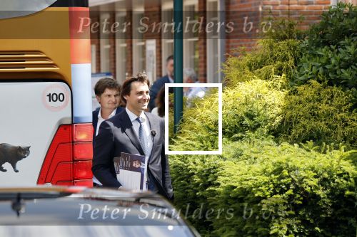 Hilversum Barneveld 13 juni 2020
Thierry Baudet gaat het land in om de krantjes van Forum voor democratie uit te delen. Zijn vriendin Davide legt alles vast met haar camera.