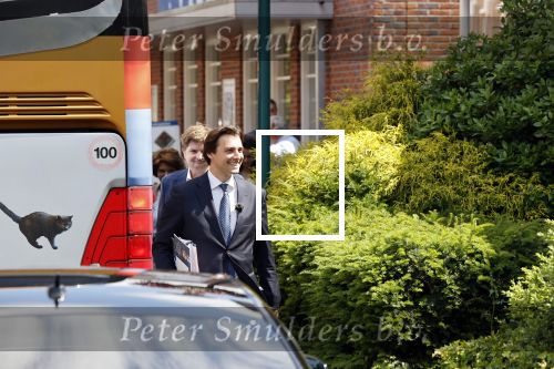 Hilversum Barneveld 13 juni 2020
Thierry Baudet gaat het land in om de krantjes van Forum voor democratie uit te delen. Zijn vriendin Davide legt alles vast met haar camera.