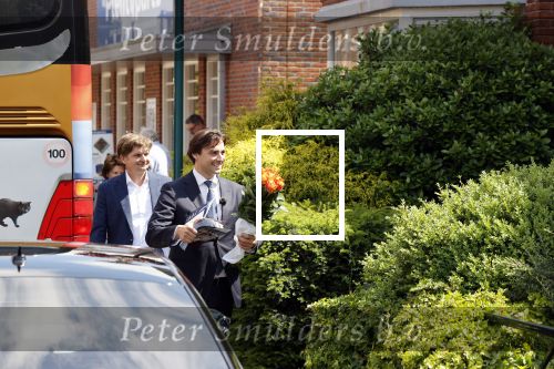 Hilversum Barneveld 13 juni 2020
Thierry Baudet gaat het land in om de krantjes van Forum voor democratie uit te delen. Zijn vriendin Davide legt alles vast met haar camera.