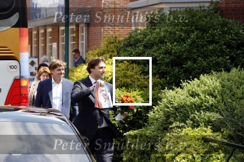 Hilversum Barneveld 13 juni 2020
Thierry Baudet gaat het land in om de krantjes van Forum voor democratie uit te delen. Zijn vriendin Davide legt alles vast met haar camera.