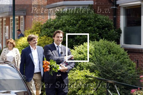 Hilversum Barneveld 13 juni 2020
Thierry Baudet gaat het land in om de krantjes van Forum voor democratie uit te delen. Zijn vriendin Davide legt alles vast met haar camera.