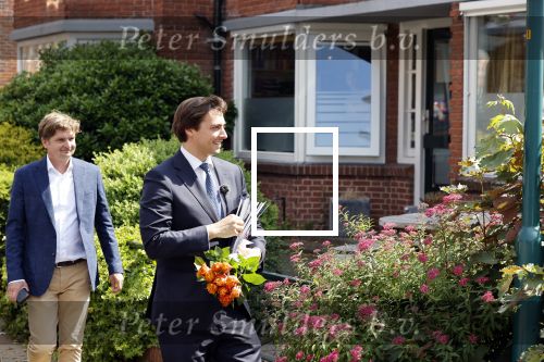 Hilversum Barneveld 13 juni 2020
Thierry Baudet gaat het land in om de krantjes van Forum voor democratie uit te delen. Zijn vriendin Davide legt alles vast met haar camera.