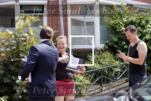 Hilversum Barneveld 13 juni 2020
Thierry Baudet gaat het land in om de krantjes van Forum voor democratie uit te delen. Zijn vriendin Davide legt alles vast met haar camera.