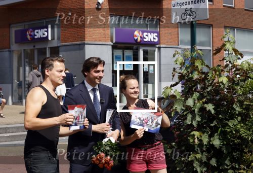 Hilversum Barneveld 13 juni 2020
Thierry Baudet gaat het land in om de krantjes van Forum voor democratie uit te delen. Zijn vriendin Davide legt alles vast met haar camera.
