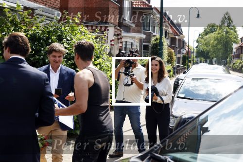 Hilversum Barneveld 13 juni 2020
Thierry Baudet gaat het land in om de krantjes van Forum voor democratie uit te delen. Zijn vriendin Davide legt alles vast met haar camera.