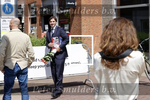 Hilversum Barneveld 13 juni 2020
Thierry Baudet gaat het land in om de krantjes van Forum voor democratie uit te delen. Zijn vriendin Davide legt alles vast met haar camera.