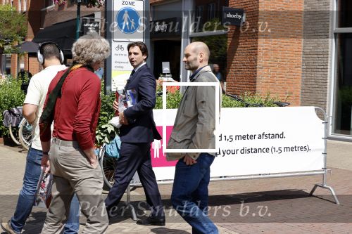 Hilversum Barneveld 13 juni 2020
Thierry Baudet gaat het land in om de krantjes van Forum voor democratie uit te delen. Zijn vriendin Davide legt alles vast met haar camera.
