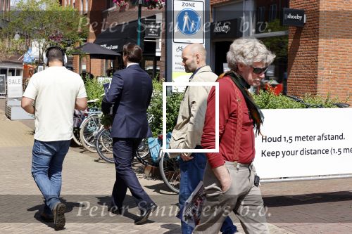 Hilversum Barneveld 13 juni 2020
Thierry Baudet gaat het land in om de krantjes van Forum voor democratie uit te delen. Zijn vriendin Davide legt alles vast met haar camera.