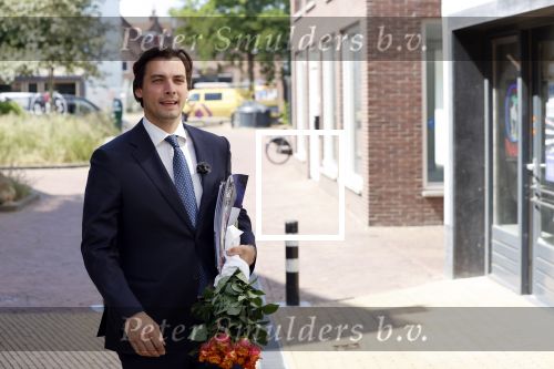 Hilversum Barneveld 13 juni 2020
Thierry Baudet gaat het land in om de krantjes van Forum voor democratie uit te delen. Zijn vriendin Davide legt alles vast met haar camera.