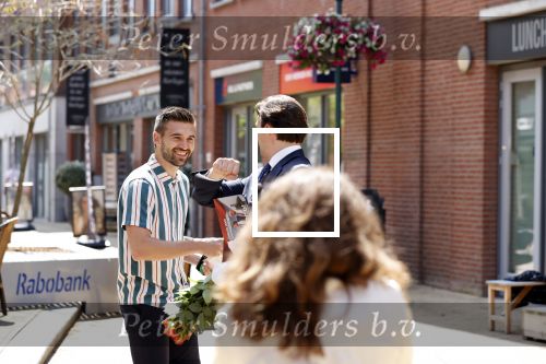 Hilversum Barneveld 13 juni 2020
Thierry Baudet gaat het land in om de krantjes van Forum voor democratie uit te delen. Zijn vriendin Davide legt alles vast met haar camera.