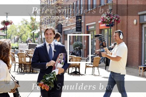 Hilversum Barneveld 13 juni 2020
Thierry Baudet gaat het land in om de krantjes van Forum voor democratie uit te delen. Zijn vriendin Davide legt alles vast met haar camera.