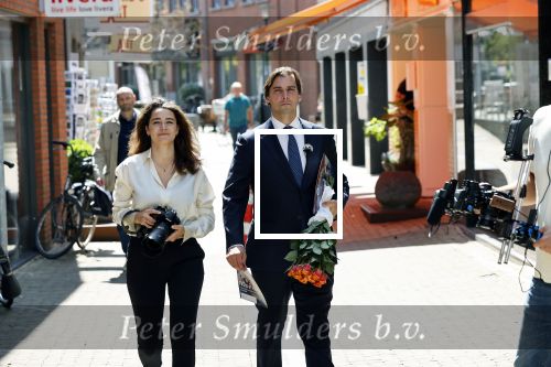 Hilversum Barneveld 13 juni 2020
Thierry Baudet gaat het land in om de krantjes van Forum voor democratie uit te delen. Zijn vriendin Davide legt alles vast met haar camera.