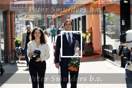 Hilversum Barneveld 13 juni 2020
Thierry Baudet gaat het land in om de krantjes van Forum voor democratie uit te delen. Zijn vriendin Davide legt alles vast met haar camera.