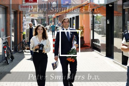 Hilversum Barneveld 13 juni 2020
Thierry Baudet gaat het land in om de krantjes van Forum voor democratie uit te delen. Zijn vriendin Davide legt alles vast met haar camera.