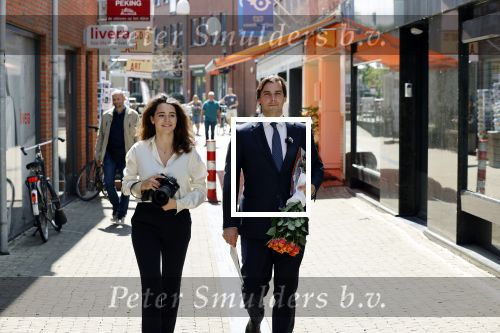 Hilversum Barneveld 13 juni 2020
Thierry Baudet gaat het land in om de krantjes van Forum voor democratie uit te delen. Zijn vriendin Davide legt alles vast met haar camera.