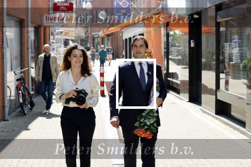 Hilversum Barneveld 13 juni 2020
Thierry Baudet gaat het land in om de krantjes van Forum voor democratie uit te delen. Zijn vriendin Davide legt alles vast met haar camera.