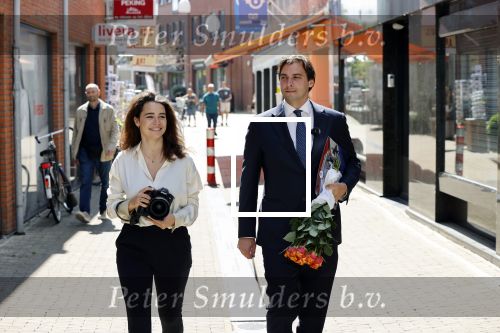 Hilversum Barneveld 13 juni 2020
Thierry Baudet gaat het land in om de krantjes van Forum voor democratie uit te delen. Zijn vriendin Davide legt alles vast met haar camera.