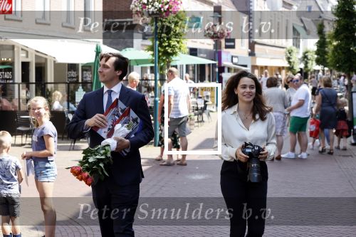 Hilversum Barneveld 13 juni 2020
Thierry Baudet gaat het land in om de krantjes van Forum voor democratie uit te delen. Zijn vriendin Davide legt alles vast met haar camera.