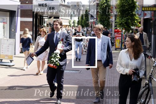 Hilversum Barneveld 13 juni 2020
Thierry Baudet gaat het land in om de krantjes van Forum voor democratie uit te delen. Zijn vriendin Davide legt alles vast met haar camera.