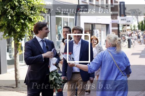 Hilversum Barneveld 13 juni 2020
Thierry Baudet gaat het land in om de krantjes van Forum voor democratie uit te delen. Zijn vriendin Davide legt alles vast met haar camera.