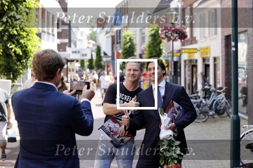 Hilversum Barneveld 13 juni 2020
Thierry Baudet gaat het land in om de krantjes van Forum voor democratie uit te delen. Zijn vriendin Davide legt alles vast met haar camera.