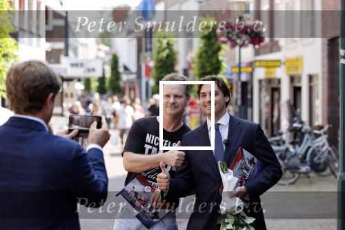 Hilversum Barneveld 13 juni 2020
Thierry Baudet gaat het land in om de krantjes van Forum voor democratie uit te delen. Zijn vriendin Davide legt alles vast met haar camera.