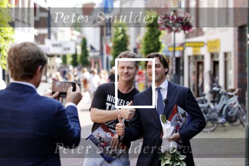 Hilversum Barneveld 13 juni 2020
Thierry Baudet gaat het land in om de krantjes van Forum voor democratie uit te delen. Zijn vriendin Davide legt alles vast met haar camera.